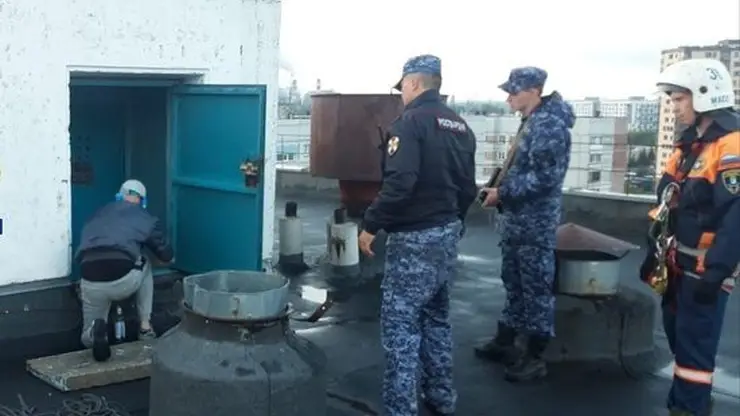 В Новосибирске спасатели сняли с крыши многоэтажки мужчину в неадекватном состоянии 