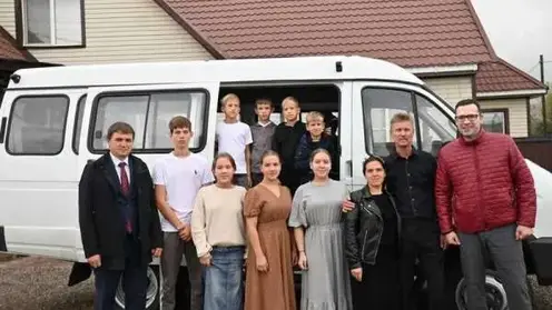 Многодетной семье из Минусинска подарили новый автомобиль
