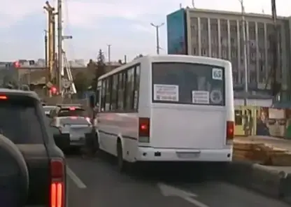 В Красноярске автобус с пассажирами влетел в две стоящие легковушки