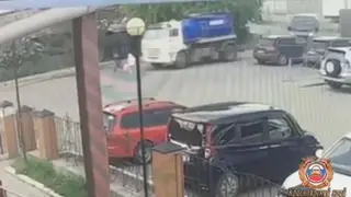 КАМАЗ сбил 9-летнюю девочку под Красноярском (видео) КАМАЗ сбил 9-летнюю девочку под Красноярском (видео)