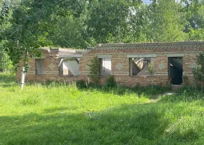 В Уярском районе снесли аварийные здания после гибели там подростка