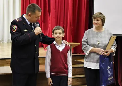 Заступившегося за пенсионерку школьника из Железногорска наградили полицейские 