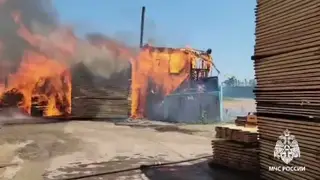 Склад горит в Братске Иркутской области на площади 6 тысяч квадратных метров (видео)