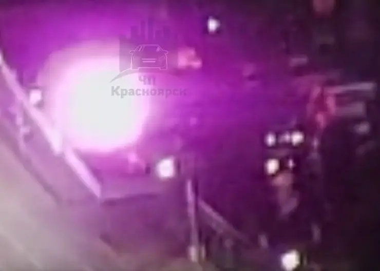 В Красноярске ночью на рынке «Южный» загорелся грузовик