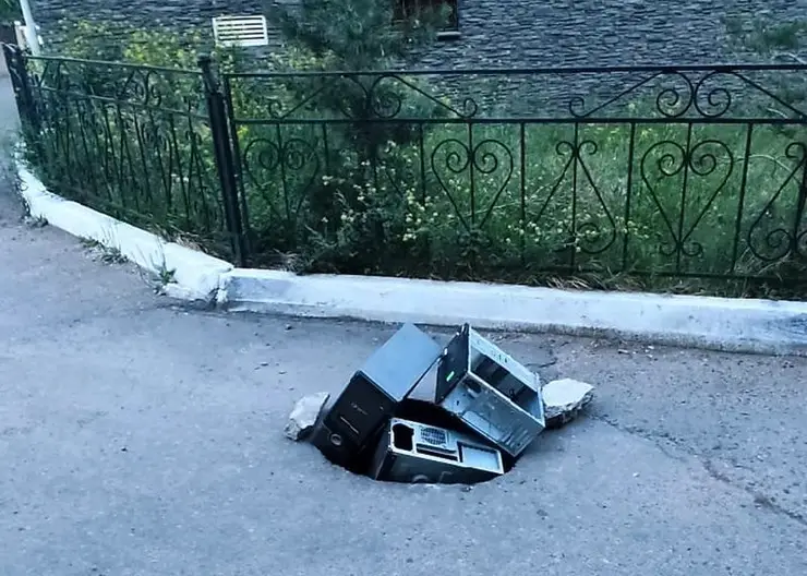 В Улан-Удэ яму «заделали» системными блоками