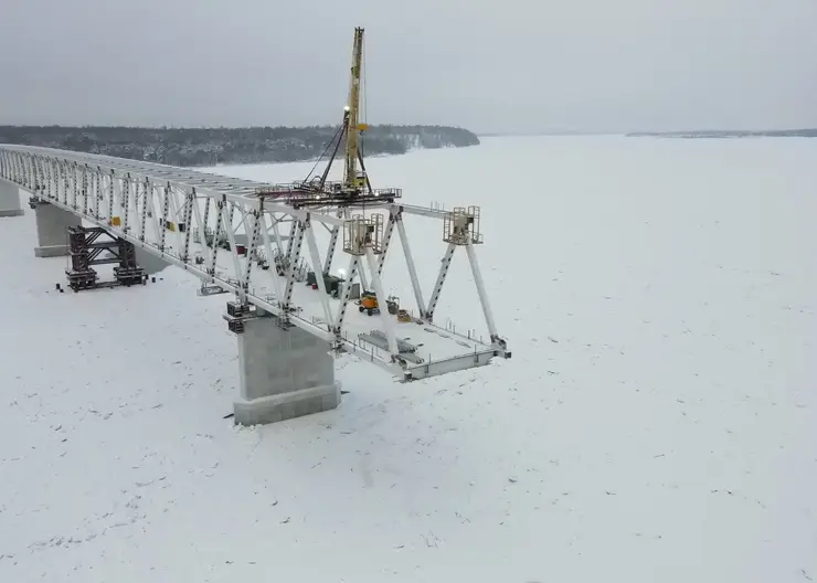 В Красноярском крае Высокогорскоий мост строят даже в праздничные дни