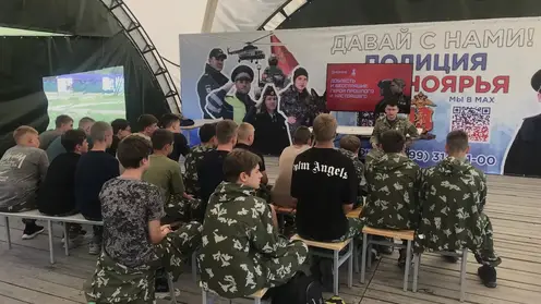 «Пробивались туда, где люди уже не надеялись на помощь»: красноярский боец СВО поделился личной историей со школьниками