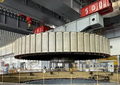 900-тонный ротор установили в кратер гидроагрегата на Красноярской ГЭС