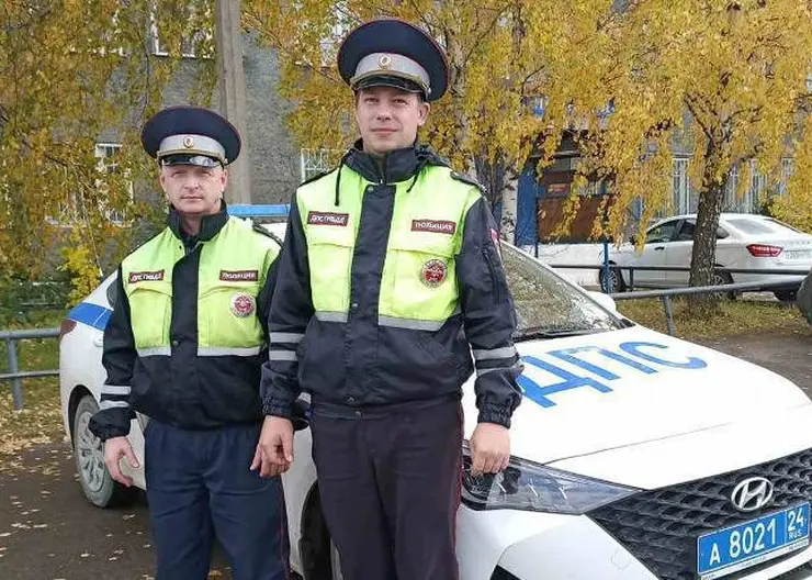 В Козульском районе инспекторы ГИБДД вывели из горящего дома женщину с двумя детьми