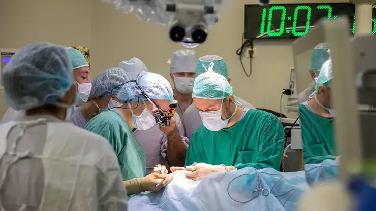 Нейрохирурги в Красноярске впервые провели операцию по восстановлению мимики лица