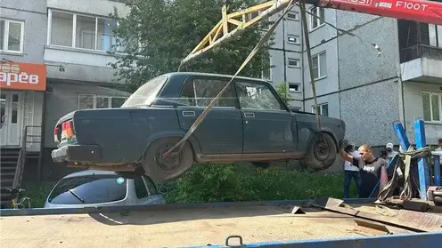 Брошенный автохлам массово эвакуировали из Советского района Красноярска