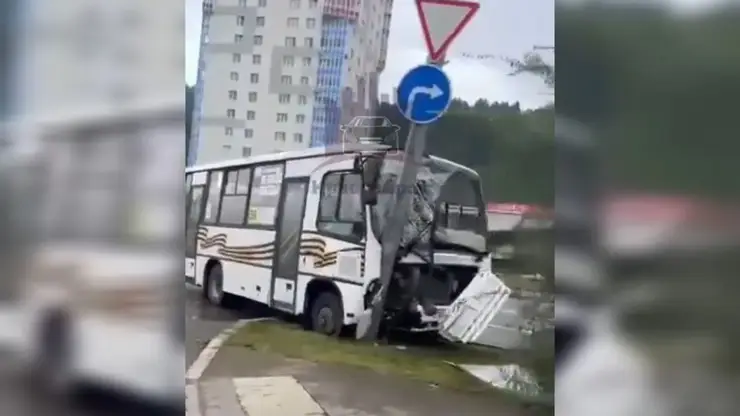 «Конечная, выходим»: в Красноярске автобус занесло и он влетел в столб