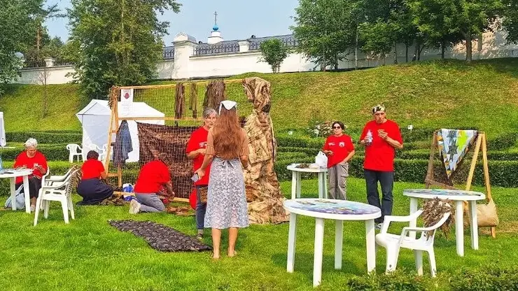 Гостей учили плести маскировочные сети на праздновании Дня семьи в Красноярске