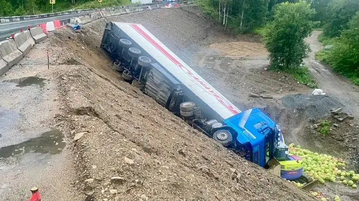 Фуру с арбузами вытаскивают из кювета в Иркутской области: на трассе многокилометровая пробка