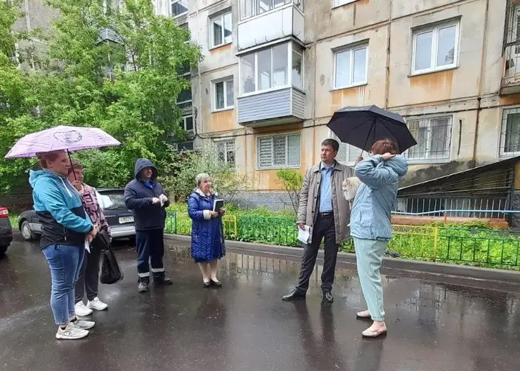  Красноярские депутаты проверили качество ремонта дворов