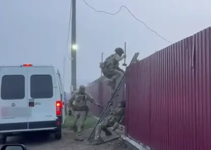 В Красноярске пятеро сообщников похитили мужчину и кулаками заставляли переписать квартиру на сестру