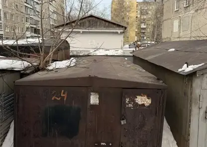 Подросток умер от удара током, схватившись за электрокабель на крыше гаража в Барнауле