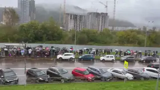 Ад на остановке: жители «Тихих Зорь» собрались в огромную очередь, чтобы уехать из района