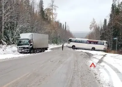 Автобус с пассажирами улетел в кювет под Красноярском