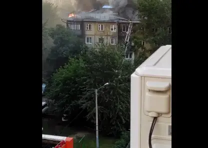 В Красноярске горит кровля жилого дома по пер. Маяковского