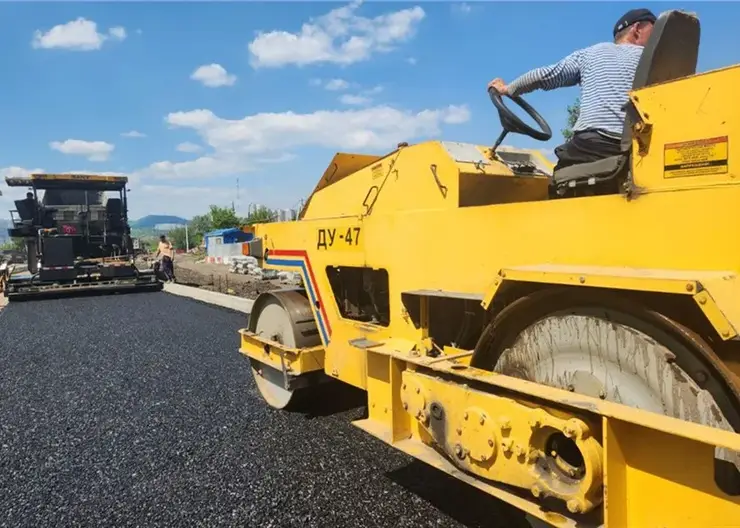 Рабочие начали асфальтировать развязку, которая свяжет Пашенный и Тихие зори в Красноярске