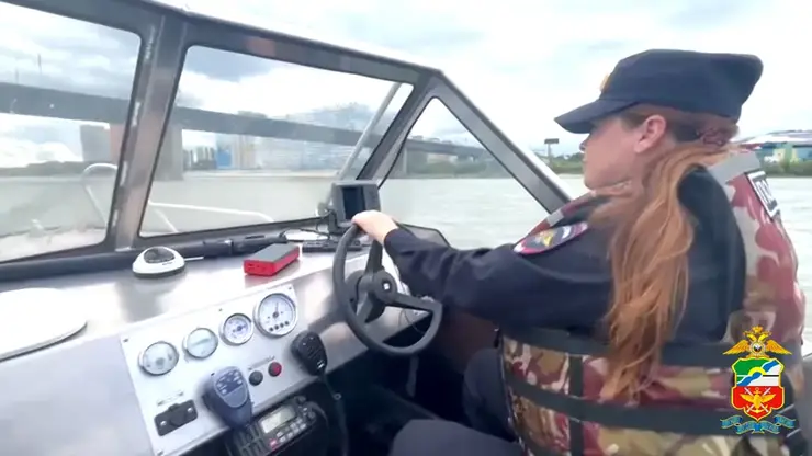 Дрейфующую лодку с уснувшим владельцем на борту нашли новосибирские полицейские на реке Обь (видео)