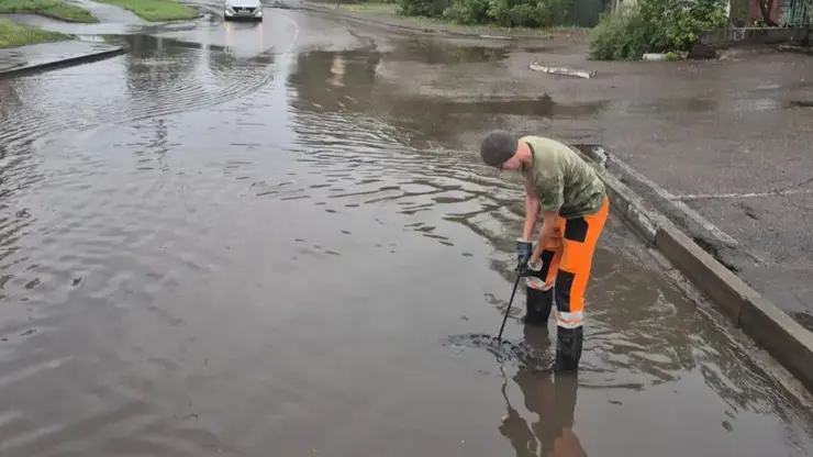 Технику вывели на улицы Красноярска из-за сильного дождя