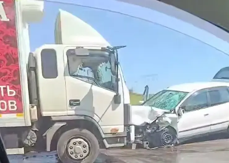 Грузовик въехал в лоб легковушке в районе Дрокино под Красноярском (видео)