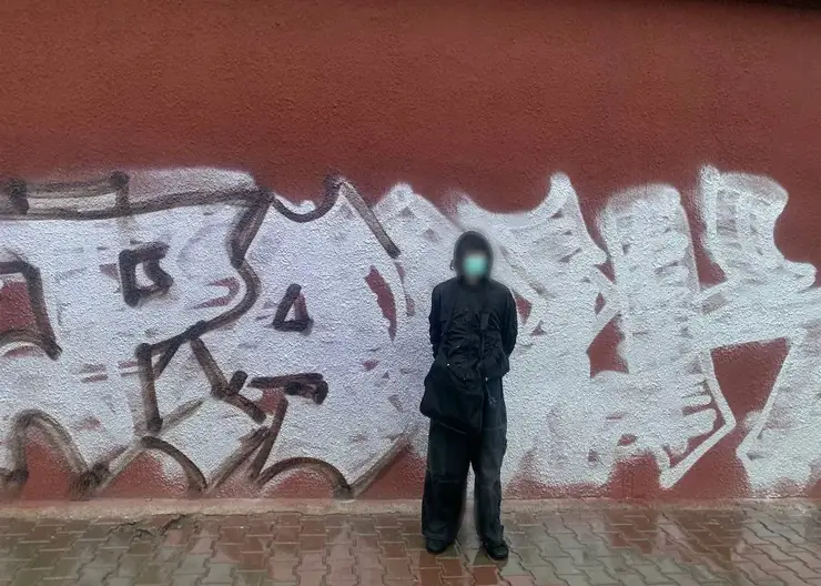 В центре Красноярска 13-летний школьник рисовал граффити ночью