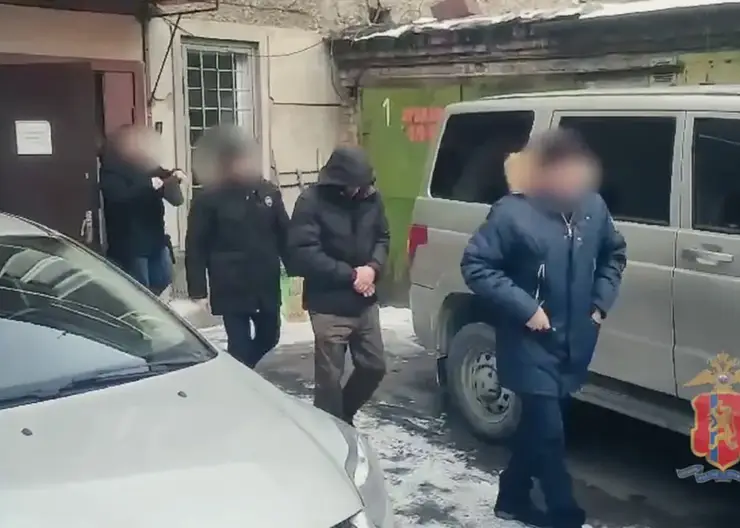 В Красноярском крае мужчина задушил приятеля после ДТП. Он признался в содеянном спустя 18 лет