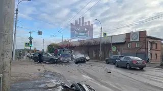 Две легковушки столкнулись лоб в лоб на Маерчака в Красноярске. Есть пострадавший (видео)