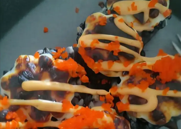 Доставка суши «Цунами» привезла красноярке горелые роллы и отказалась возвращать деньги