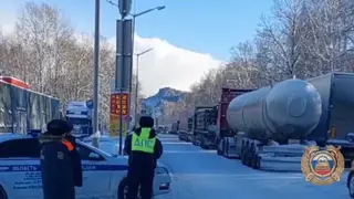 Сотни автомобилей застряли в гигантской пробке в районе Байкала