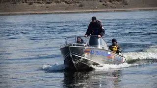 Спасатели помогли троим рыбакам на Красноярском водохранилище, которые не смогли вернуться из-за поломки в лодке