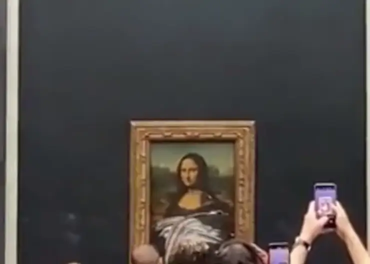 В Лувре неизвестный мужчина измазал тортом картину «Мона Лиза»