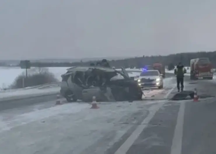 Машина всмятку: на трассе Ачинск – Красноярск жесткое ДТП (видео)