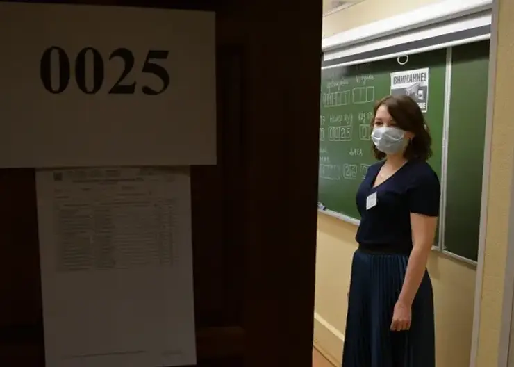 В школах Новосибирской области вводят обязательный масочный режим для персонала