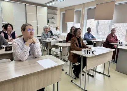 Родители красноярских школьников сели за парты сдавать ЕГЭ