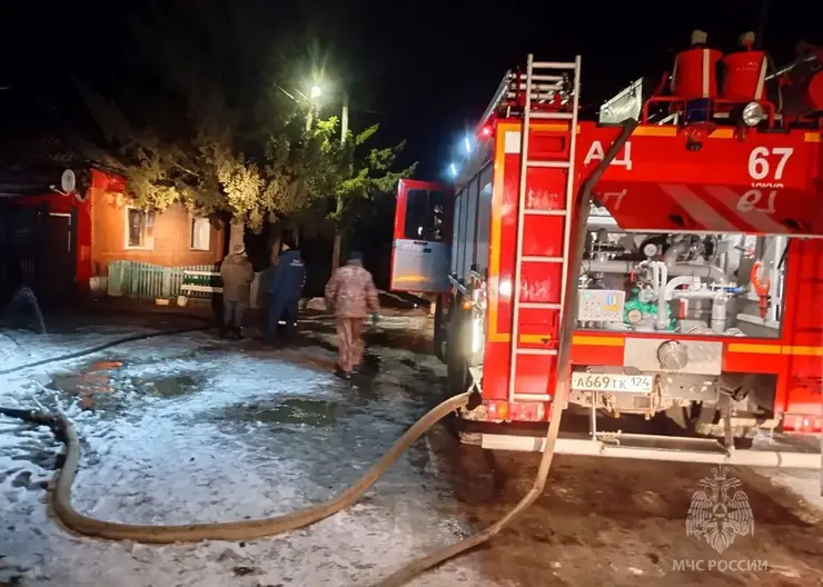 Пожар унес жизни двух человек из-за халатности в обращении с печью в Красноярском крае