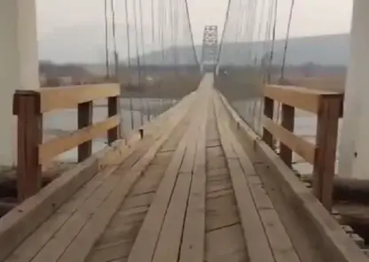 В Забайкалье бабушку с внуком сдуло с подвесного моста. Женщина погибла, мальчик в больнице (видео)