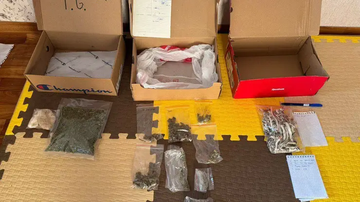 Полицейские задержали трех наркодилеров в Красноярске с крупной партией веществ на руках