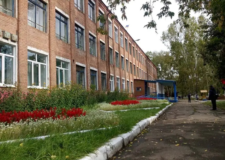 Школьница напала на учителя в канской школе Красноярского края