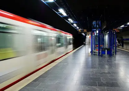 Остановился в метре от ребенка. В Новосибирске мальчик упал на пути в метро