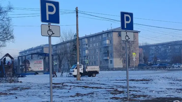 В Красноярске в Солонцах после жалобы жителей устанавливают ёлку