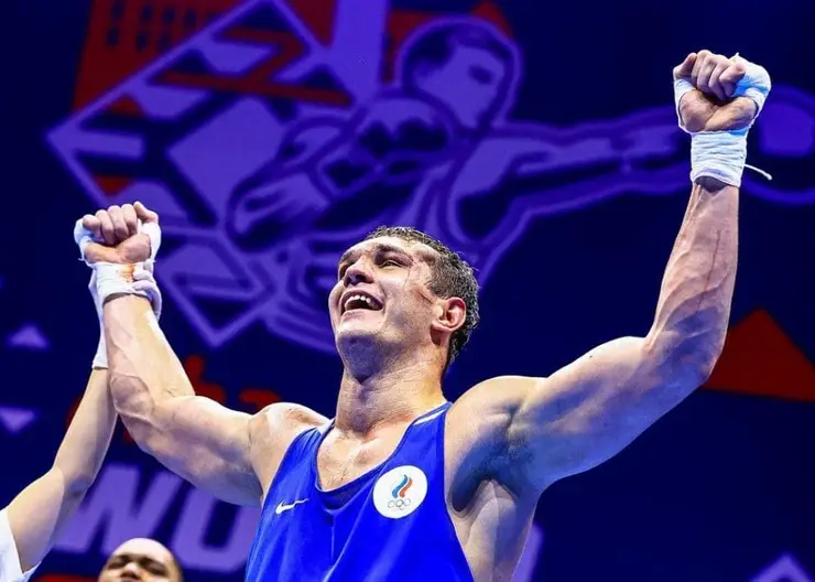 Чемпион мира по боксу из Красноярского края открыл мемориальную доску в честь своего наставника