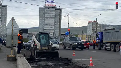 Работы на Коммунальном мосту в Красноярске продлятся еще месяц