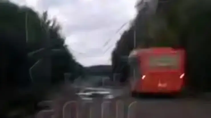 В Хабаровском крае школьницу высадили из автобуса ночью вблизи леса. У нее был оплаченный билет