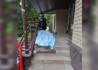 В центре Красноярска найден труп мужчины на крыльце алкомаркета