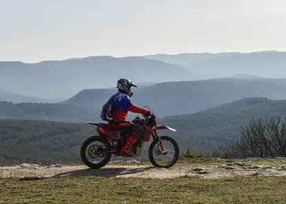 Мотоциклист без прав сбил 9-летнего мальчика в кузбасском Мариинске: суд приговорил его к штрафу