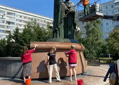 Ребята из красноярского МЦ «Вектор» привели в порядок памятник Петру и Февронии Муромским